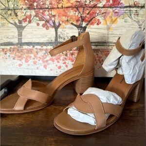 NIB--Lucky Tan Women's Heeled Sandals
Size 8